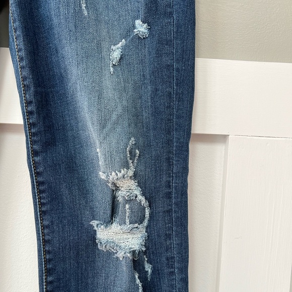 Judy Blue Mid-Rise Relaxed Fit Distressed Girlfriend Jeans - Picture 7 of 11
